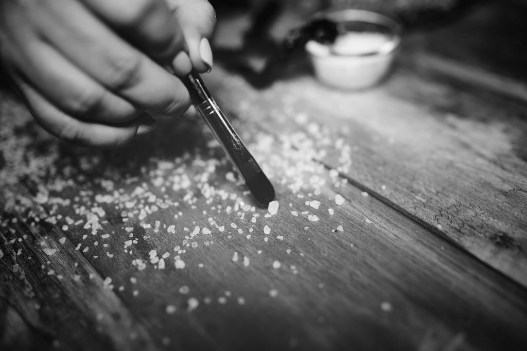 Produktfotografie Pinsel Salz Hand Schwarzweiß Stefanie Krause-Weise