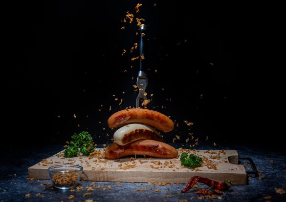 Thüringer Rostbratwürste auf einer Gaben gespießt