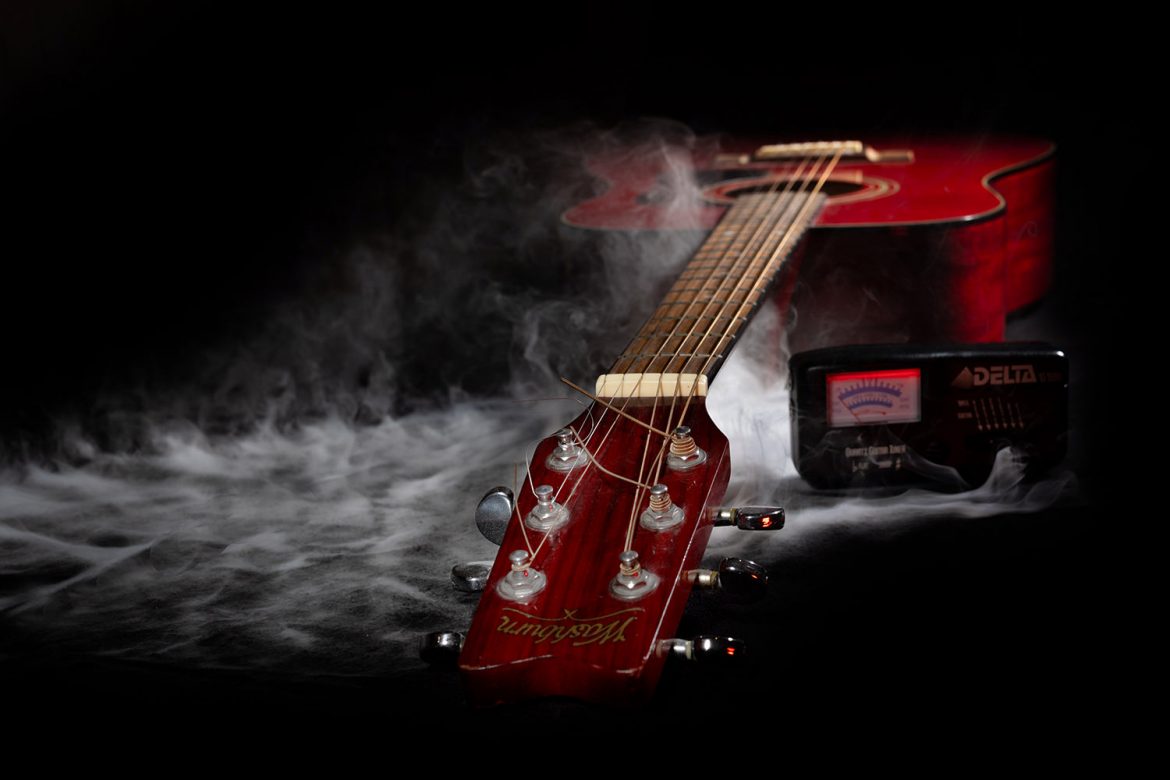 Eine rote Gitarre, etwas Rauch und ganz viel Gefühl: Wie aus einer Requisite eine Bildidee voller Sommer, Musik und Erinnerungen wurde.